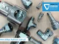 Metalowe akcesoria hydrauliczne, takie jak złączki i adaptery, gotowe do montażu.